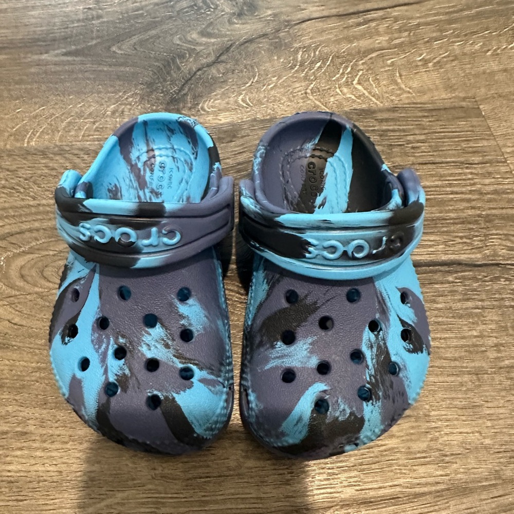 CROCS Kids' Blue and Black Patterned Clogs
